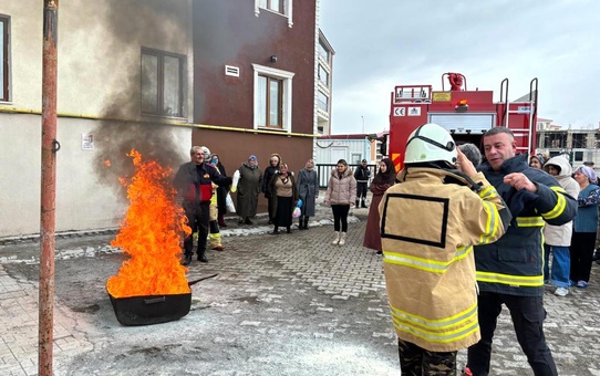 Kars'ta öğrencilere yangın eğitimi ve tatbikatı yapıldı