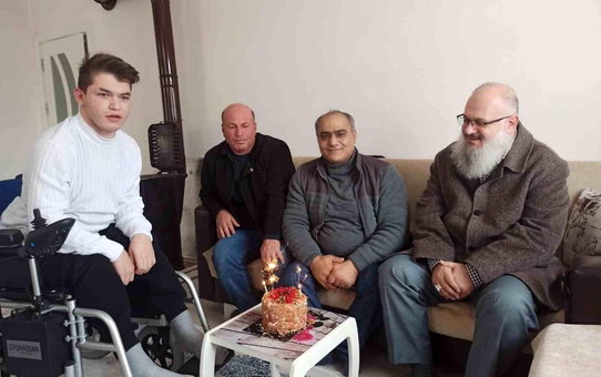 18 yaşındaki felçli genç, hayırseverlerin yardımıyla akülü araç sahibi oldu