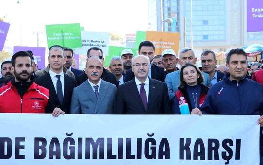 Adana Valisi Yavuz Selim Köşger öncülüğünde 750 kişi uyuşturucu bağımlılığına karşı yürüdü