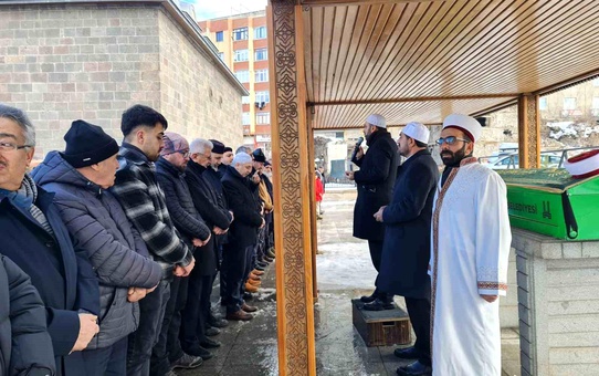 Ümraniye Müftüsü babasının cenaze namazını kıldırdı