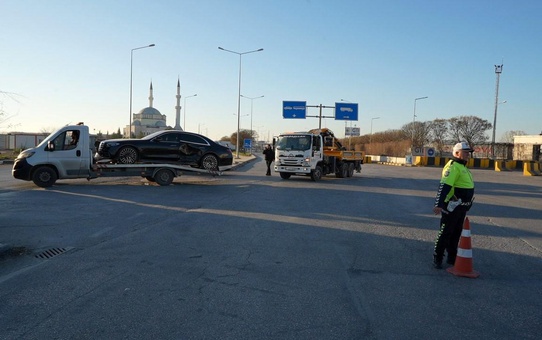 16 milyon liralık Mercedes yolda kaldı