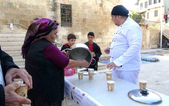 Şehitler için çorba dağıttı