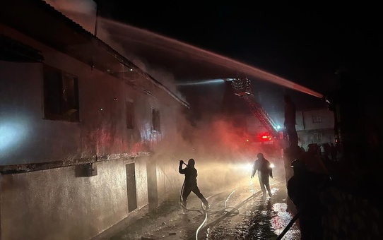 Kastamonu Taşköprü'de çıkan yangında ev ve otomobil kullanılamaz hale geldi