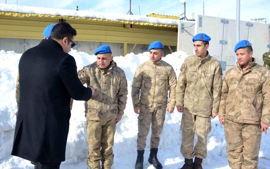 Şırnak'ın Beytüşşebap Kaymakamı Mehmetçikle Yeni Yılı Kutladı