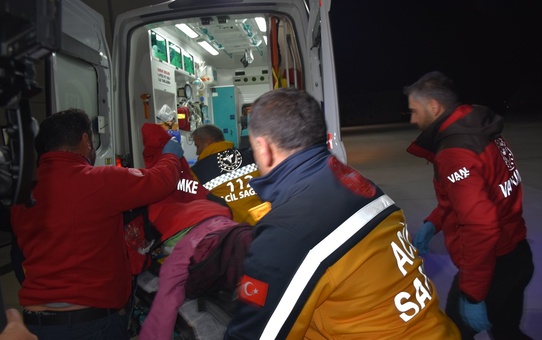 Van'ın Bahçesaray ilçesinde rahatsızlanan hamile kadın ve epilepsi hastası çocuk polis helikopteri ile hastaneye ulaştırıldı