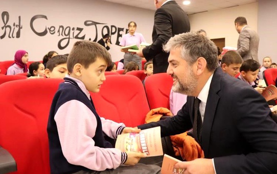 Bilecik Gölpazarı'nda Kaymakam ve Belediye Başkanı Çocuklara Kitap Hediye Etti