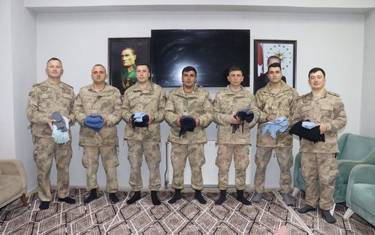 Almanya'da yaşayan Nevşehirli yaşlı kadın, Hakkari'deki jandarma personeline çorap ve atkı gönderdi