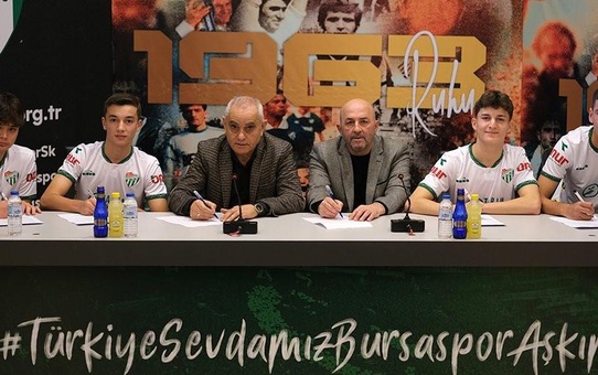 Bursaspor, genç futbolcuları profesyonel sözleşme imzaladı