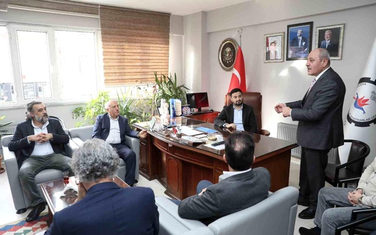 Kağıthane Belediye Başkanı Mevlüt Öztekin, İstanbul Esnaf ve Sanatkarlar Odaları Birliği Başkanı Faik Yılmaz ve beraberindeki oda başkanlarıyla bir araya geldi