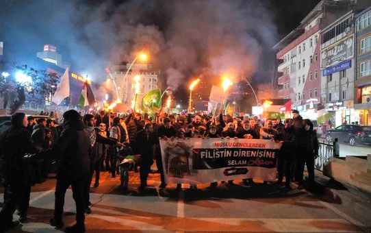 Muş'ta İsrail'in Filistin'e yönelik saldırıları meşaleli yürüyüşle protesto edildi