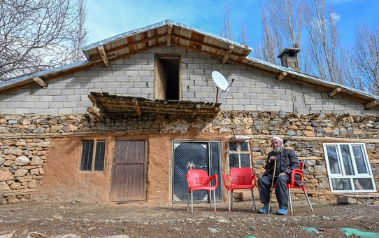 85 yaşındaki baba, ikiz çocuklarının iyi bir eğitim almasını istiyor