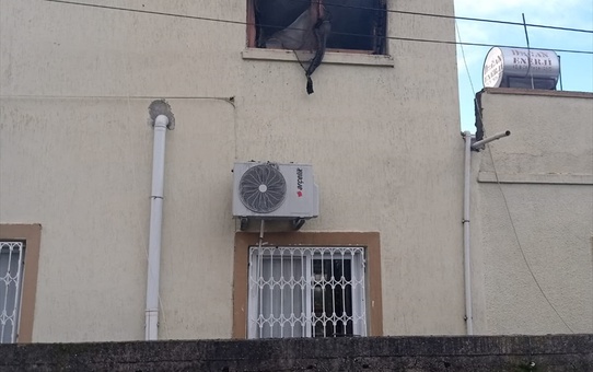 Adana'da çıkan yangında bir ev kullanılamaz hale geldi