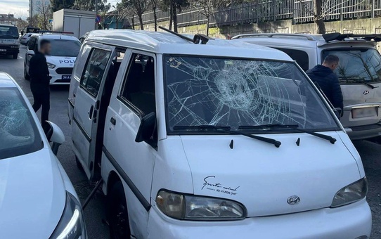 Gaziosmanpaşa'da minibüs ve otomobil sürücüleri arasında yol verme tartışması kavgaya dönüştü