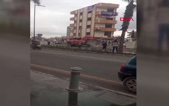 Tarsus'ta yıkımı yapılan bina çöktü, kepçe operatörü yaralandı