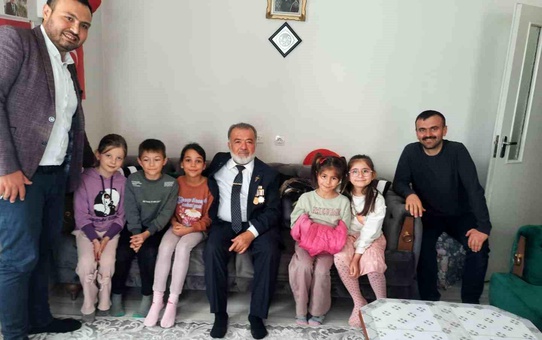 Kütahya'da Cumhuriyet İlkokulu öğrencileri Kıbrıs gazisini ziyaret etti