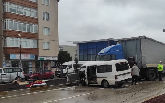 Bandırma'da kamyonet ile tır çarpışması: 1 ölü, 2 yaralı