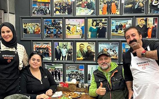 Hüsnü Şenlendirici'nin eşi Nazire Şenlendirici ile poz verdiği anlar