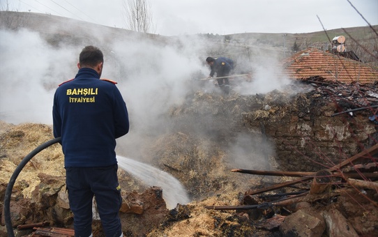 Kırıkkale Bahşılı'da Ahır ve Samanlıkta Çıkan Yangında 7 Büyükbaş Hayvan Kurtarıldı, 500 Balya Saman Yandı