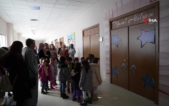 Erzincan Üniversitesi öğrencileri anaokulu öğrencilerine masal anlatıyor