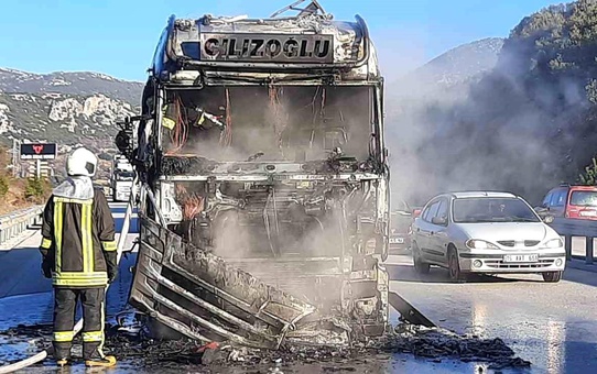 Burdur-Antalya karayolunda seyir halinde olan tır yanarak kullanılamaz hale geldi