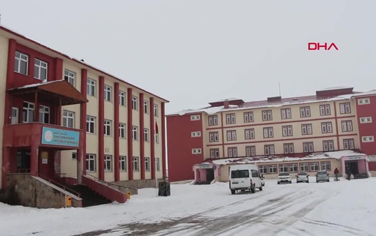 BİNGÖL'ün Karlıova ilçesinde müdür, okulun eksik gördüğü işleri kendi yapıyor