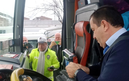Bolu'da Şehirlerarası Otobüs Terminali'nde Kış Lastiği Uygulaması Yapıldı