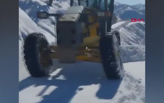 Diyarbakır Kulp ilçesinde kardan kapanan 5 kırsal mahallenin yolu açıldı