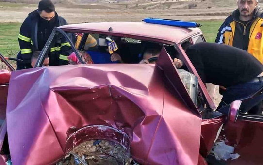 Çankırı'da elektrik direğine çarpan otomobilde 3 kişi yaralandı