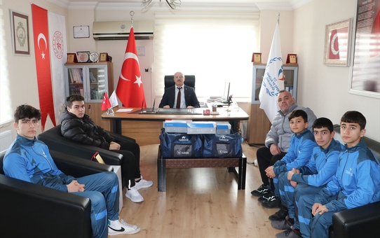 Samsun'da dereceye giren güreşçilere malzeme desteği sağlandı