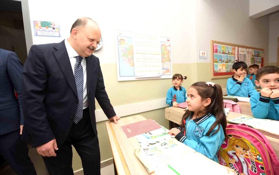 Kastamonu Valisi Meftun Dallı, İlkokul Öğrencilerinin Karnelerini Vererek Sevinçlerine Ortak Oldu