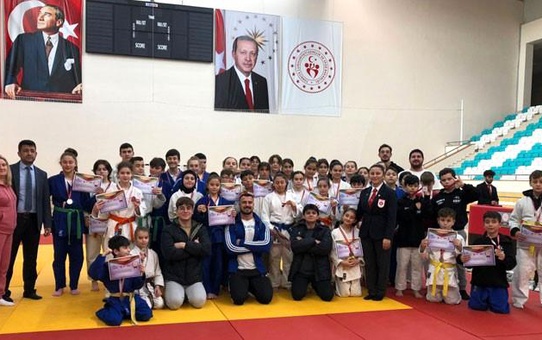 Sinop Gerze Halk Eğitim Merkezi Judo Kursu Öğrencileri 41 Madalya Kazandı
