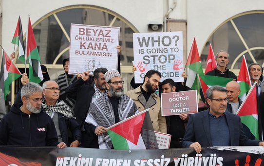 Mersin'de Sağlık Çalışanları İsrail'in Gazze Saldırılarına Tepki Gösterdi
