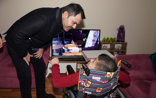 Murat Kurum, engelli çocuğu ziyaret etti ve kentsel dönüşüm mesajı verdi