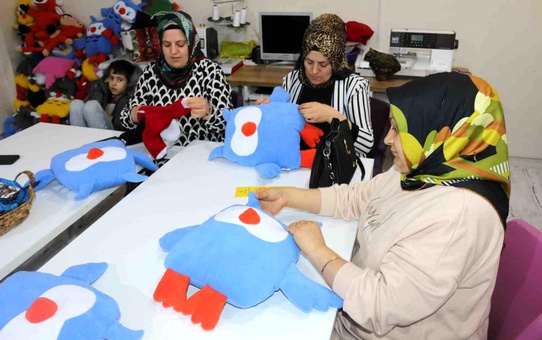 Siirtli Kadınlar Zivzik Oyuncaklarıyla Ev Ekonomisine Katkı Sağlıyor