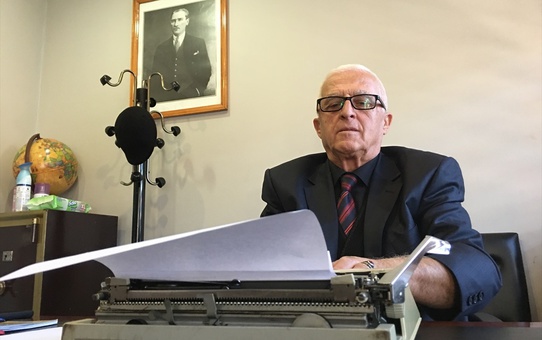 Emekli bekçi, arzuhalcilik mesleğini yaşatıyor