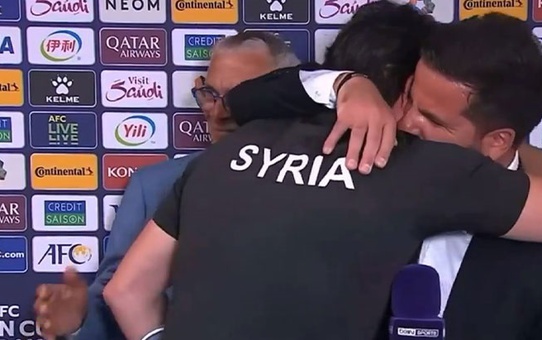 Tarihi zafer sonrası canlı yayına damga vuran anlar! Suriye'nin hocası, tercüman ve muhabir hüngür hüngür ağladı