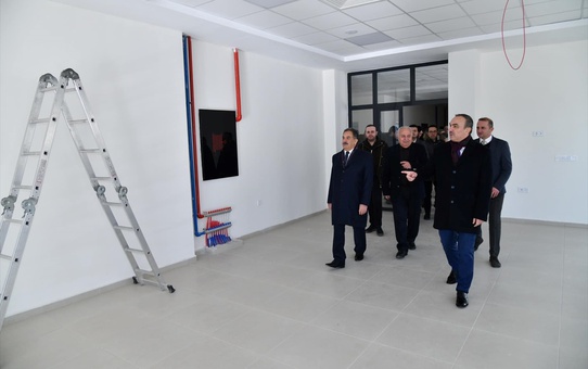 Tekirdağ Valisi Recep Soytürk, hayırseverler tarafından yaptırılan okulun inşaatını inceledi