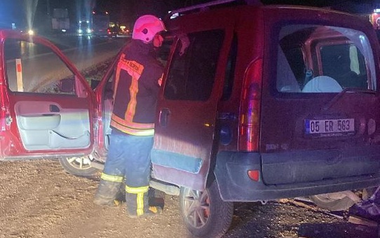 Amasya'da köpeğe çarpmamak için manevra yapan araç mermer yığınına çarptı