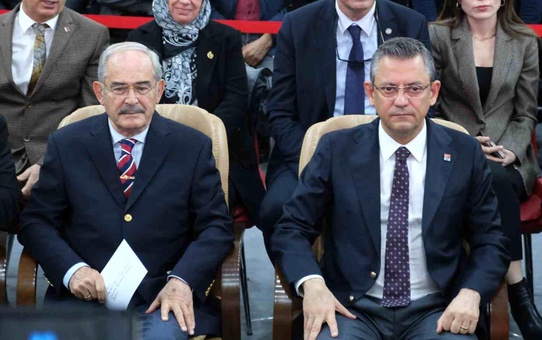 CHP Genel Başkanı Özgür Özel, Yılmaz Büyükerşen'in CHP'li belediyelerin genel koordinatörü olacağını açıkladı