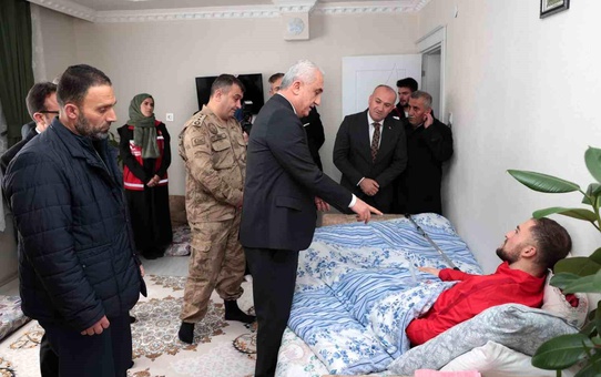Muş Valisi, yaralanan askerleri evlerinde ziyaret etti
