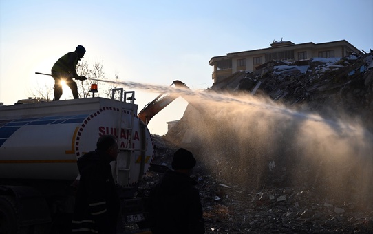 Malatya'da deprem hasarlı apartman yıkımı başladı