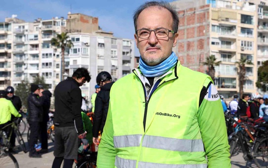 İzmir'de Depremde Hayatını Kaybedenler İçin Bisiklet Sürüşü