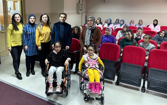 Hamide Özalp, Beypazarı'daki öğrencilere tekerlekli sandalye bağışladı