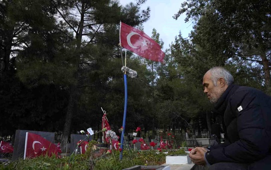 Depremde Ailesini Kaybeden Baba: Bir Yıl Geçmiş Gibi Hiçbir Şey Değişmiyor