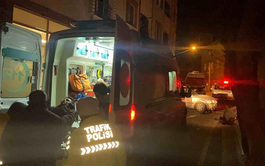 Tekirdağ Çorlu'da Otomobil Duvara Çarptı: 3 Genç Yaralandı