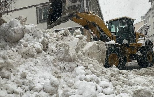 Şavşat'ta 3 gündür aralıksız yağan kar, rekor seviyeye ulaştı