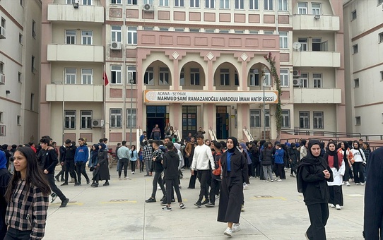 Adana'da lisede çıkan yangın itfaiye tarafından söndürüldü