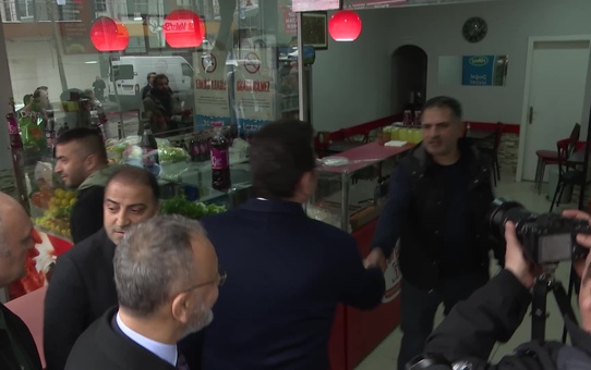 İmamoğlu, Eyüpsultan'da esnaf ve pazar ziyaretleri yaptı