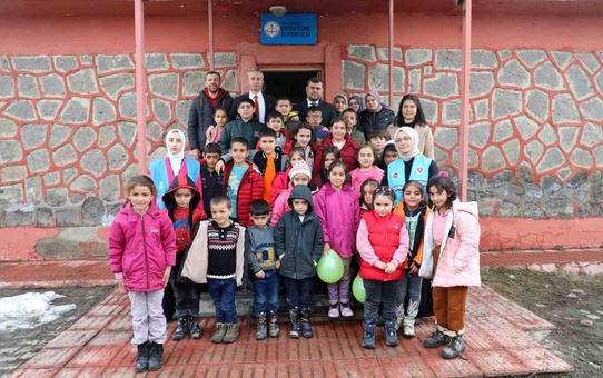 Ağrı'daki İlkokul Öğrencilerine Kışlık Giysiler Dağıtıldı