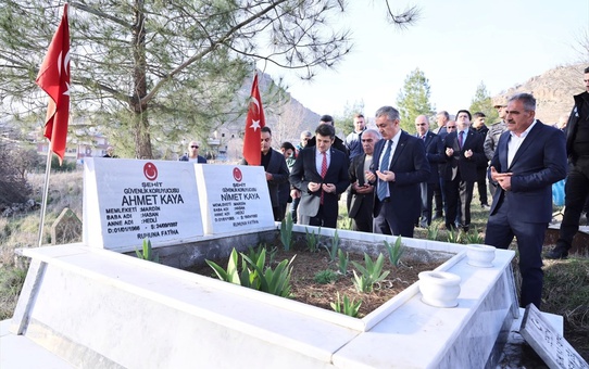 Mardin Valisi ve Büyükşehir Belediye Başkan Vekili Tuncay Akkoyun, Ömerli ilçesinde kırsal mahalleleri ziyaret etti